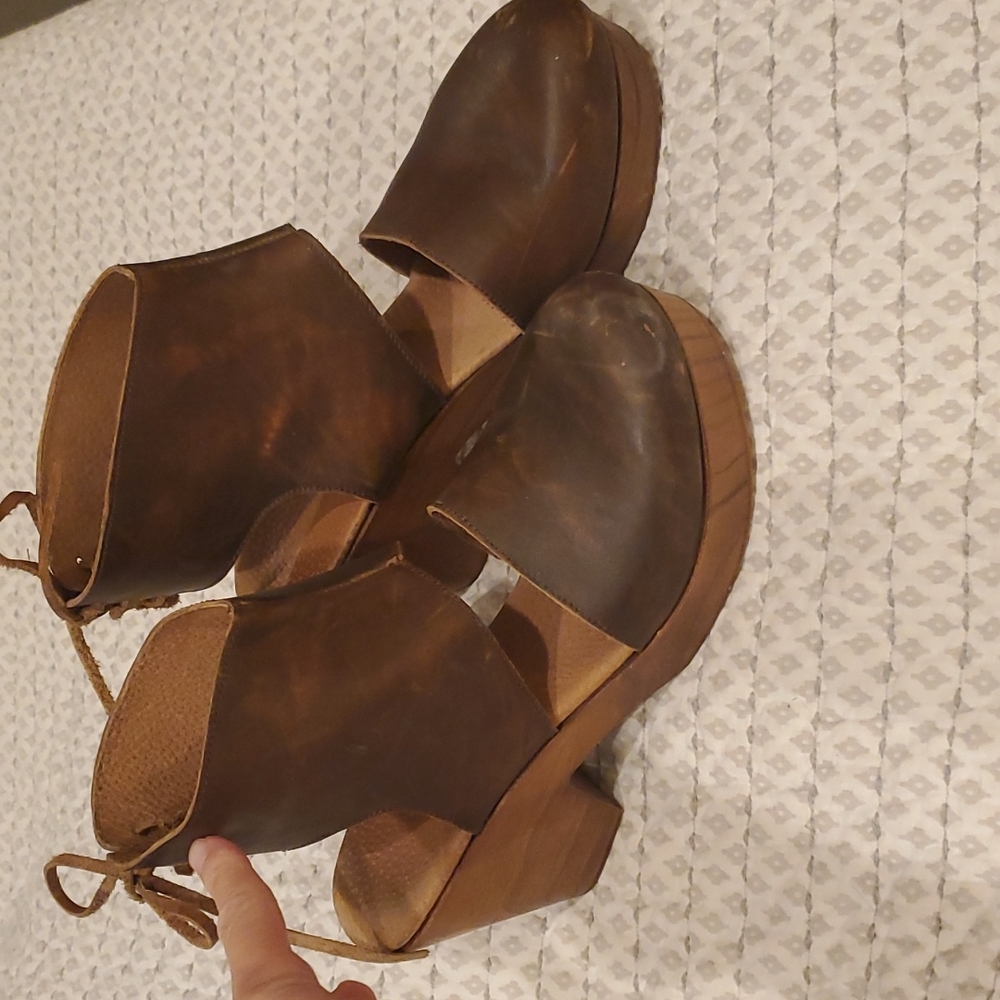 Leather clogs